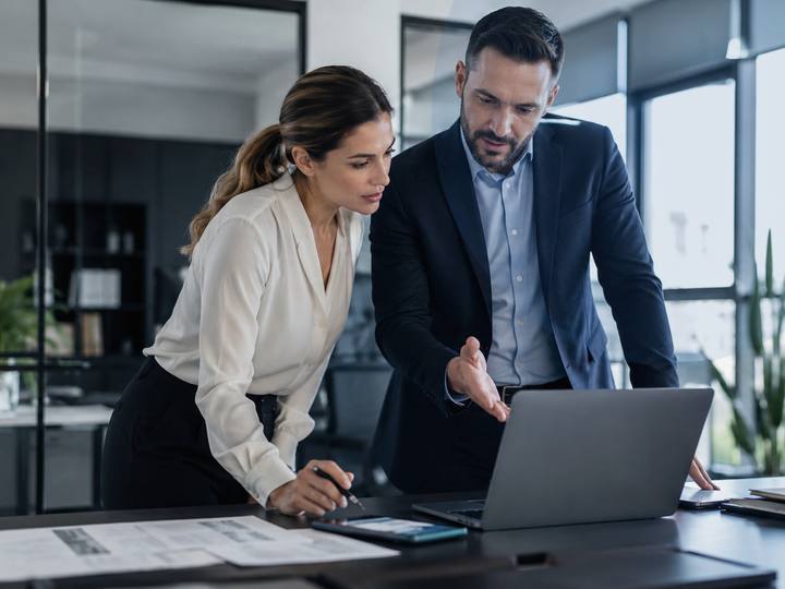 Échange calme autour de documents administratifs